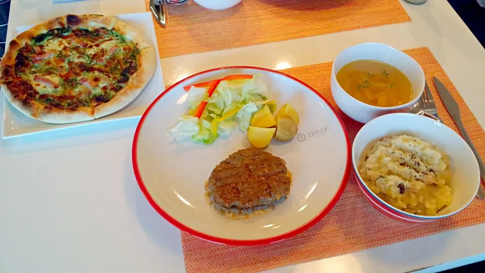 今日の夕食　ハンバーグ、豆乳リゾット、コンソメスープ、市販のピザ|pinknari🐰🌈さん