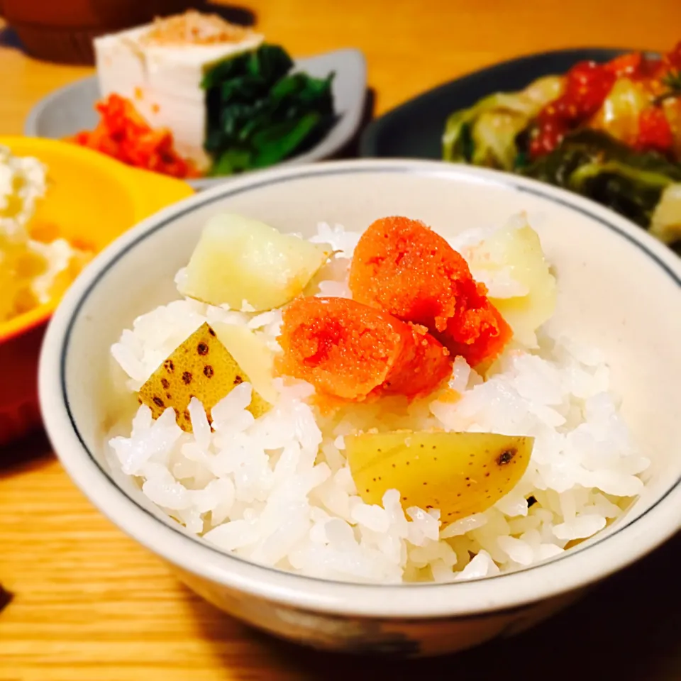 ヨッチャンさんの料理 採れたて新じゃが皮ごとご飯🍚✨ 皮の香りがたまらない😍💕|むぎこさん