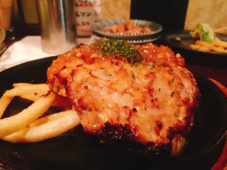 Snapdishの料理写真:@大阪/熱々鉄板ポーク100%ハンバーグ◎|THE SUNSEAさん