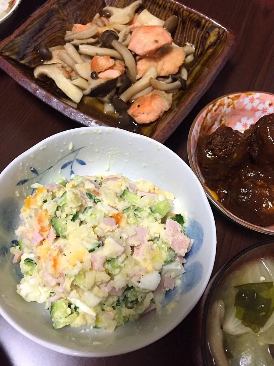 7月12日晩ご飯。鮭とキノコのガリバタ、ポテサラ、チーズイン肉団子、お味噌汁。|あやさん