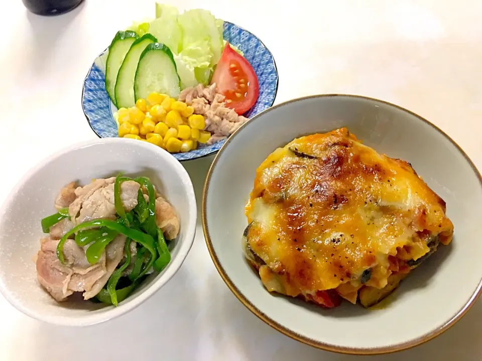 Snapdishの料理写真:今日の夕飯。
サラダ・豚肉とピーマンの塩炒め・ズッキーニのグラタン|まゆぽんちょさん