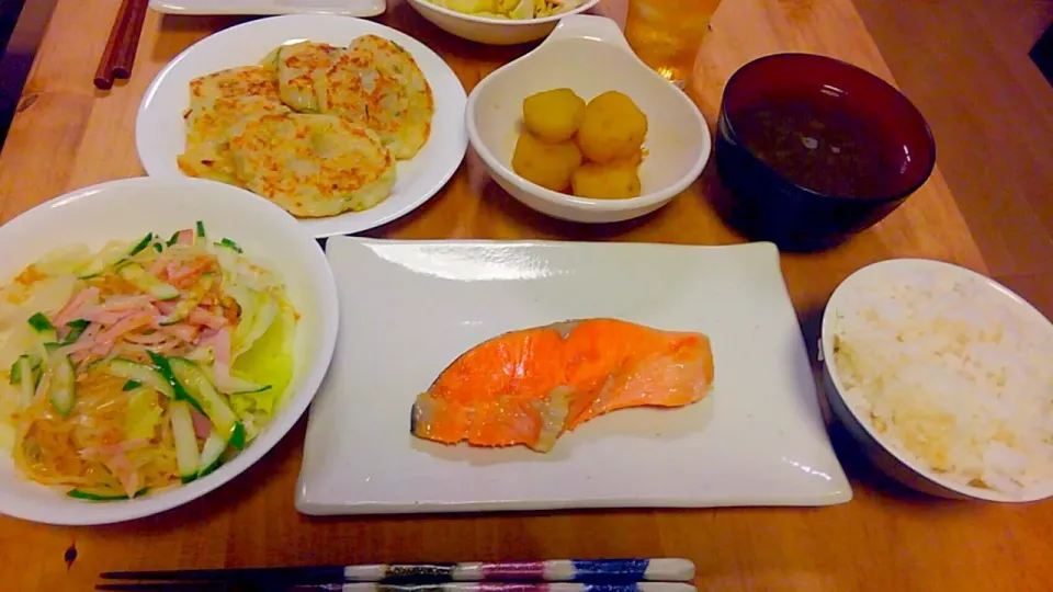 Snapdishの料理写真:鮭
大根餅
春雨サラダ
かつまいもの甘露煮|かおちゃんさん