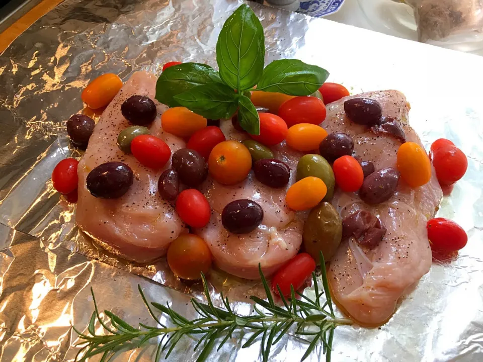 Foil Packet Chicken with fresh basil, rosemary, green & black olives and  cherry & grape mix tomatoes #chickenpackets #bakedchicken|🌺IAnneさん