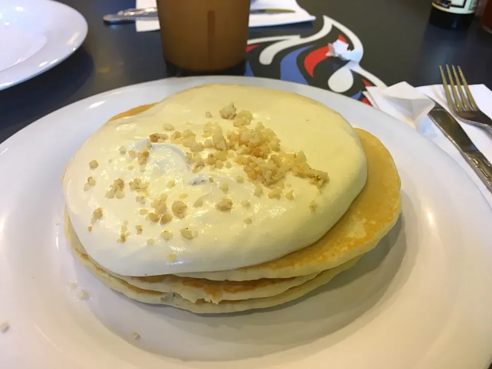 Kimo's Fanous Macadamia Nuts Sauce on His Onoliciou Pancakes|hirotomoさん