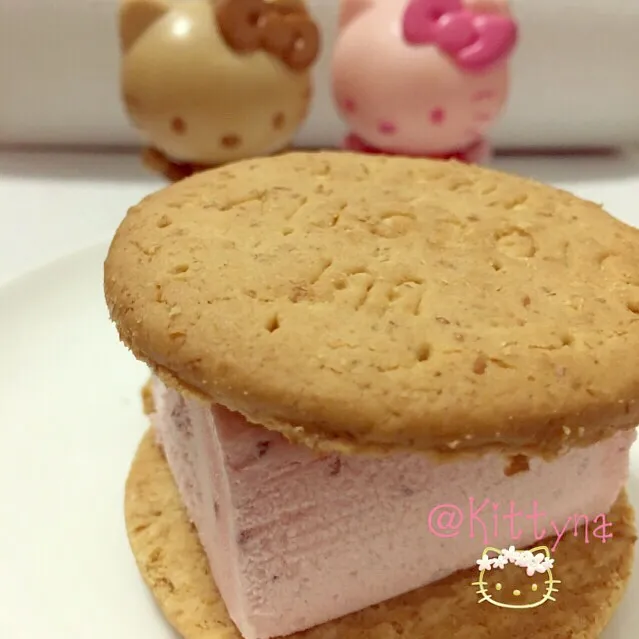 Snapdishの料理写真:🍦Redbean potong icecream ➕Sweet cream biscuit 🍪|🎀Kittyna🌸さん