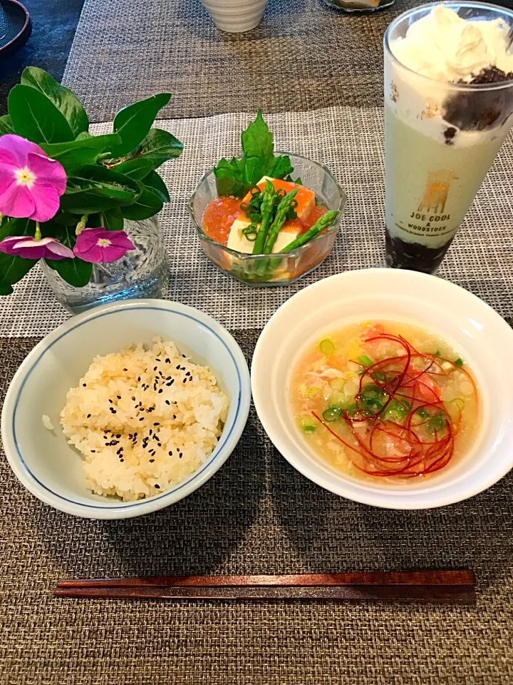 朝からパフェ？ほとんど牛乳です。
ちぃさんのやっこトマトとトマトスープ🍅|シュトママさん