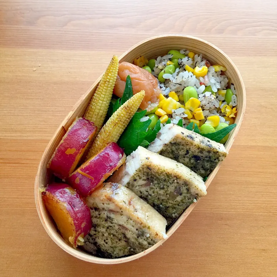 #今日のお弁当 #わっぱ弁 
✽コーンと枝豆のゆかり御飯
✽メカジキのハーブソテーレモンバター風味
✽さつま芋
✽ヤングコーン|@mano*さん