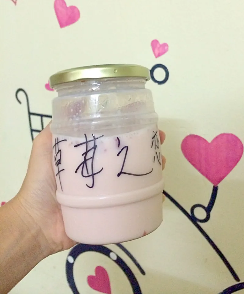 Snapdishの料理写真:Strawberry milk|Yeepy Yayaさん