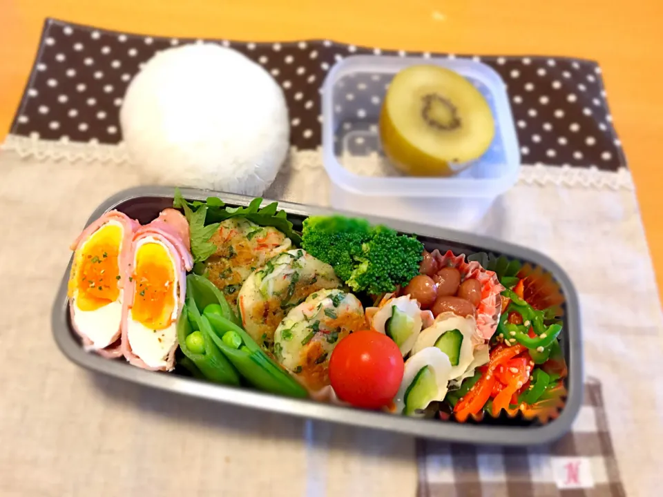 Snapdishの料理写真:はんぺん＋大葉＋かにかまバーグ😊
ハムエッグ🥚
きゅうりinちくわ🥒
パプリカ＋ピーマン炒め✨
お豆さん😋
スナップえんどう😊
🌳🍅🍙|あやこさん