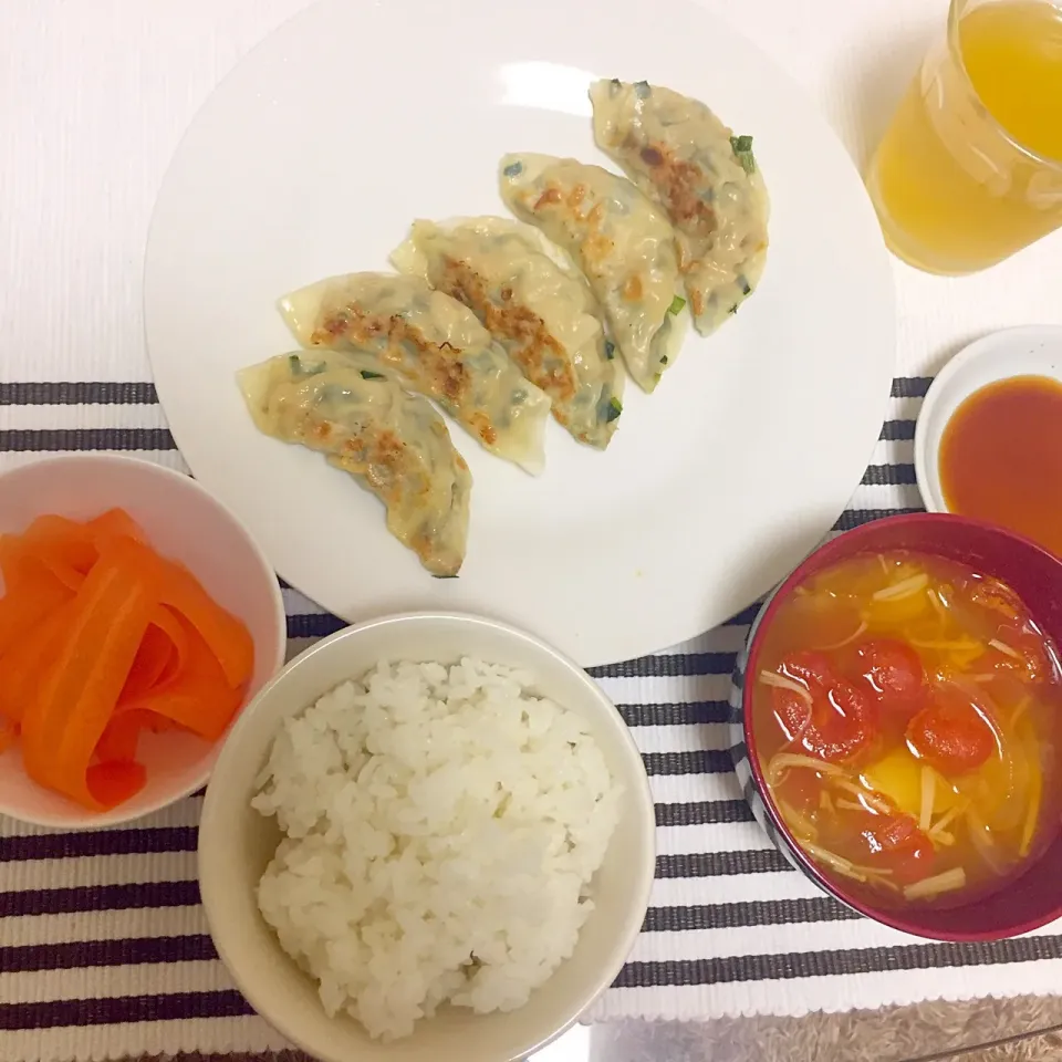 ニラ餃子とミネストローネとにんじんサラダ|えりさん