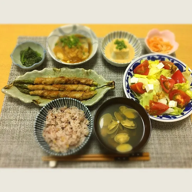 今日の#晩御飯
#鯖のみぞれ煮
#アスパラ肉巻き
#あさりのお吸い物
#ほうれん草の胡麻和え 
#にんじんえのき
#豆腐
#十五穀米
#サラダ|erikaさん