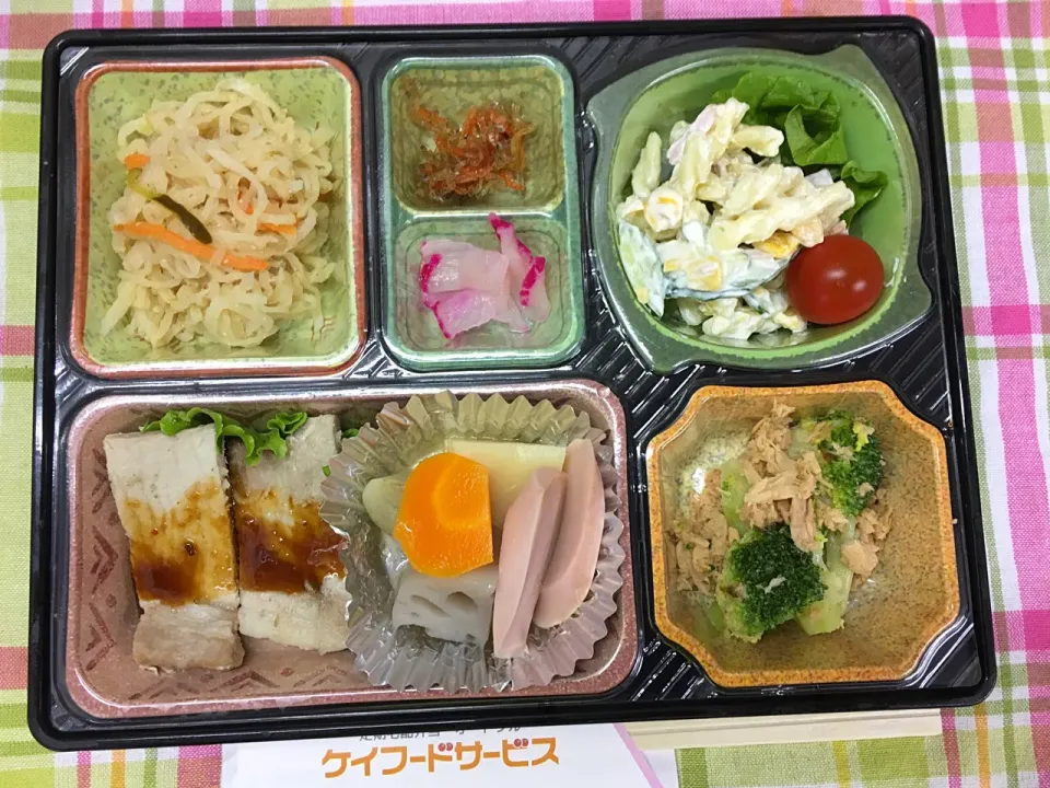 Snapdishの料理写真:ポークソテーステーキソース 日替わり弁当 豊川市宅配|Naokazu Kuritaさん