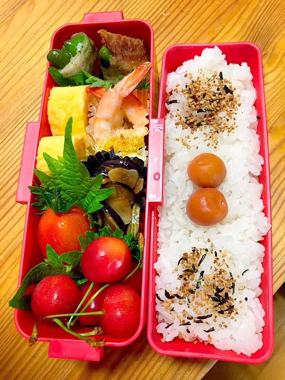 Snapdishの料理写真:今日の娘弁当🍱
#十勝スマートチーズ 
#ピーマン肉巻きスマチー入り
#自家製野菜
#自家製梅干し|misakoさん