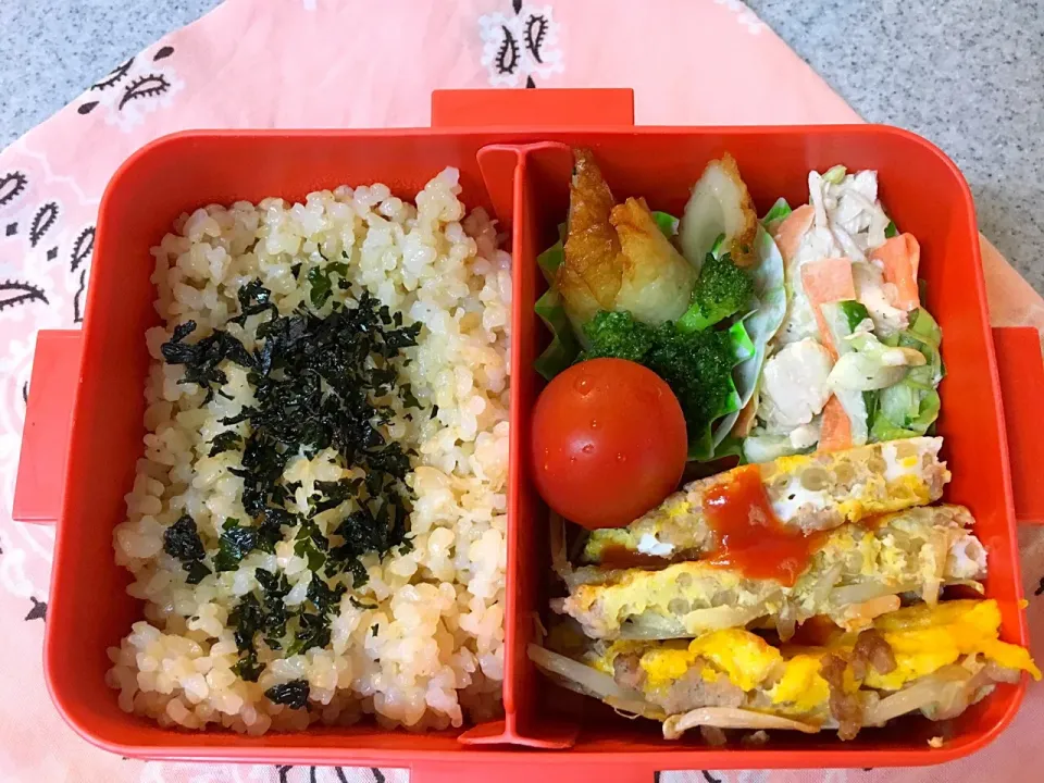 Snapdishの料理写真:☆7/14今日のお弁当☆〜もやしとひき肉のオムレツ、ちくわとブロッコリーの甘辛煮、鶏胸肉入りサラダ、トマト〜|Satokoさん