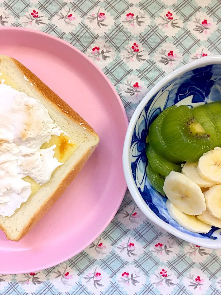 ホワイトチョコマシュマロトースト、キウイ&バナナ|nooringoさん