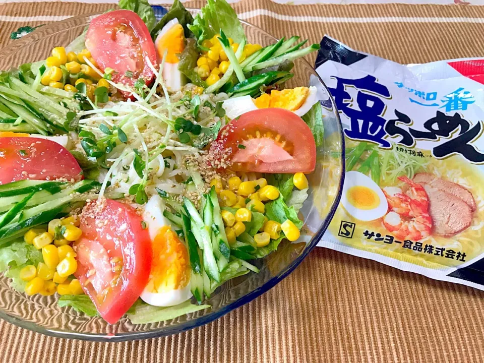 夏は、アッサリ冷やしサラダラーメン♪ #サッポロ一番塩ラーメン #冷やしラーメン|優依さん