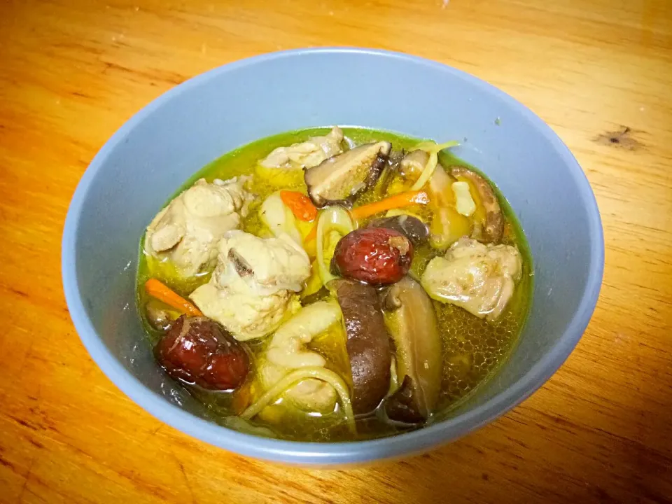 Snapdishの料理写真:rice wine chicken soup|Jeann Bagangさん