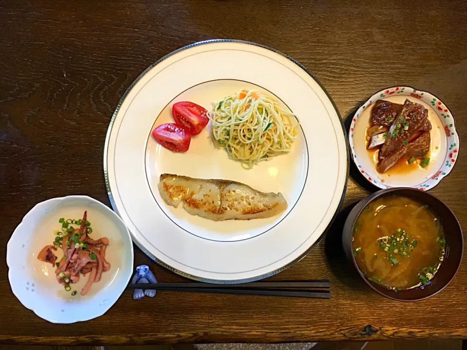 Snapdishの料理写真:切り身魚
サラスパ
ヤリイカの煮付け
マグロ漬け
タマネギの味噌汁|カドラさん