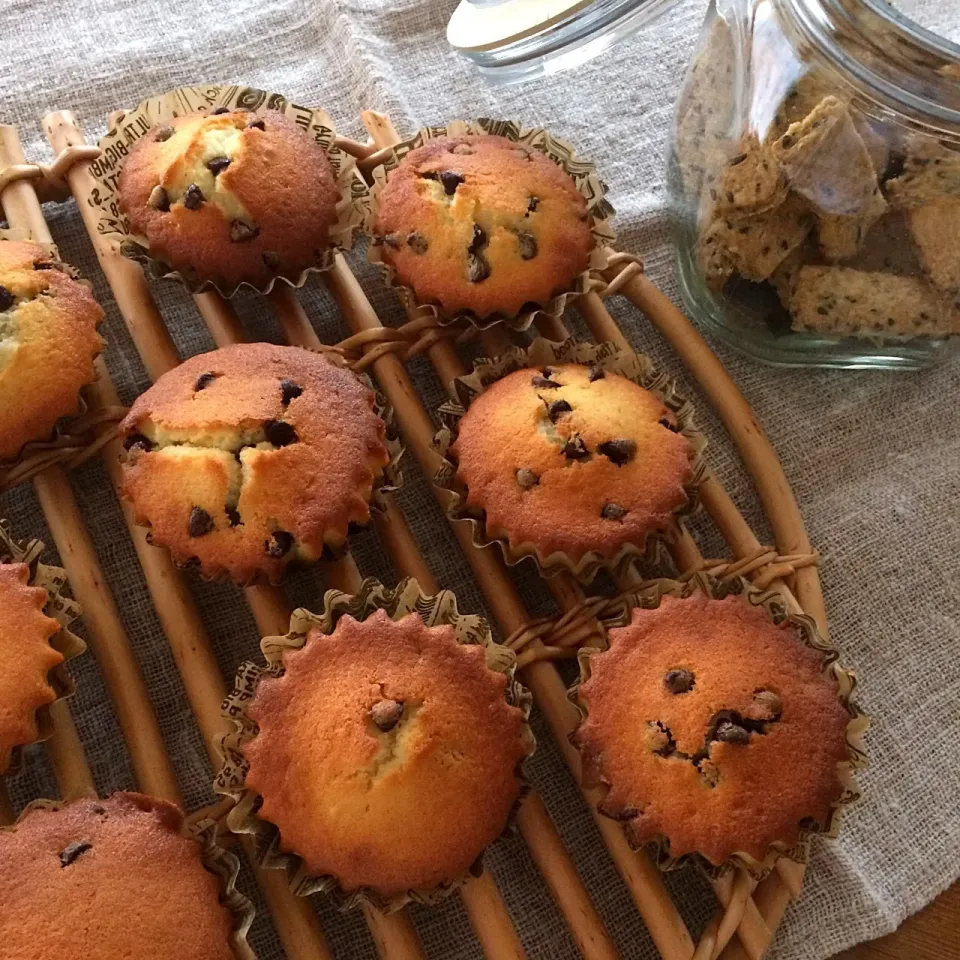 Snapdishの料理写真:チョコチップマフィンと黒ごまクッキー🍪🍪🍪|sato*さん