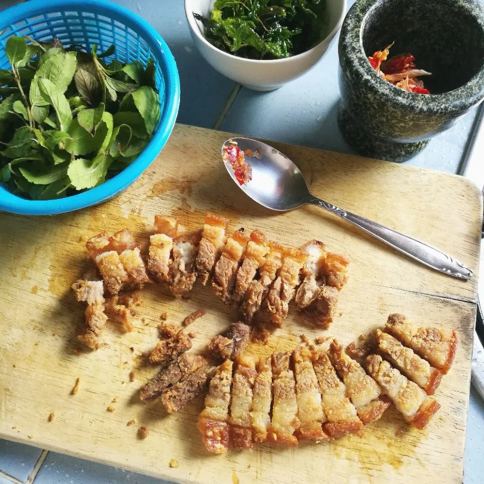 Snapdishの料理写真:crispy belly pork with crispy holy basil #eatinthai|Eat in Thaiさん