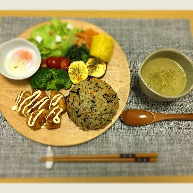 ワンプレート#晩御飯
#むね肉の甘酢煮 
#炊き込みごはん 
#温泉たまご 
#オニオンスープ 
#とうもろこし
#しいたけチーズ焼き  
#ほうれん草胡麻和え 
#にんじんえのき
#サラダ|erikaさん