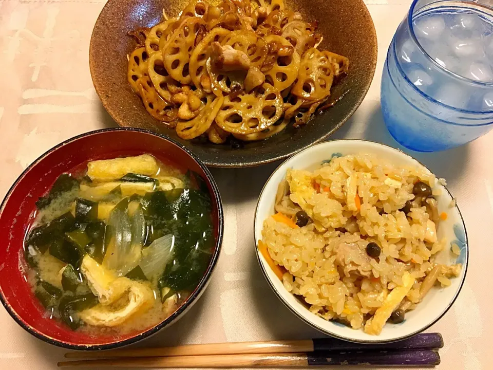 Snapdishの料理写真:鶏肉としめじ、お揚げ炊き込みご飯
きんぴらレンコン、わかめとお揚げ新玉ねぎの味噌汁
茶色の晩餐💦🙏|Junko Tominagaさん