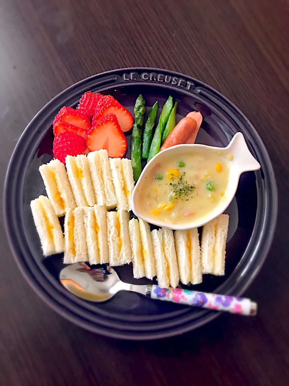 Snapdishの料理写真:7/15❁息子離乳食 朝ごはん☀️
マーマレードサンドイッチ
さつまいものシチュー🍠
アスパラガス
皮なしウィンナー
いちご🍓|つんさん