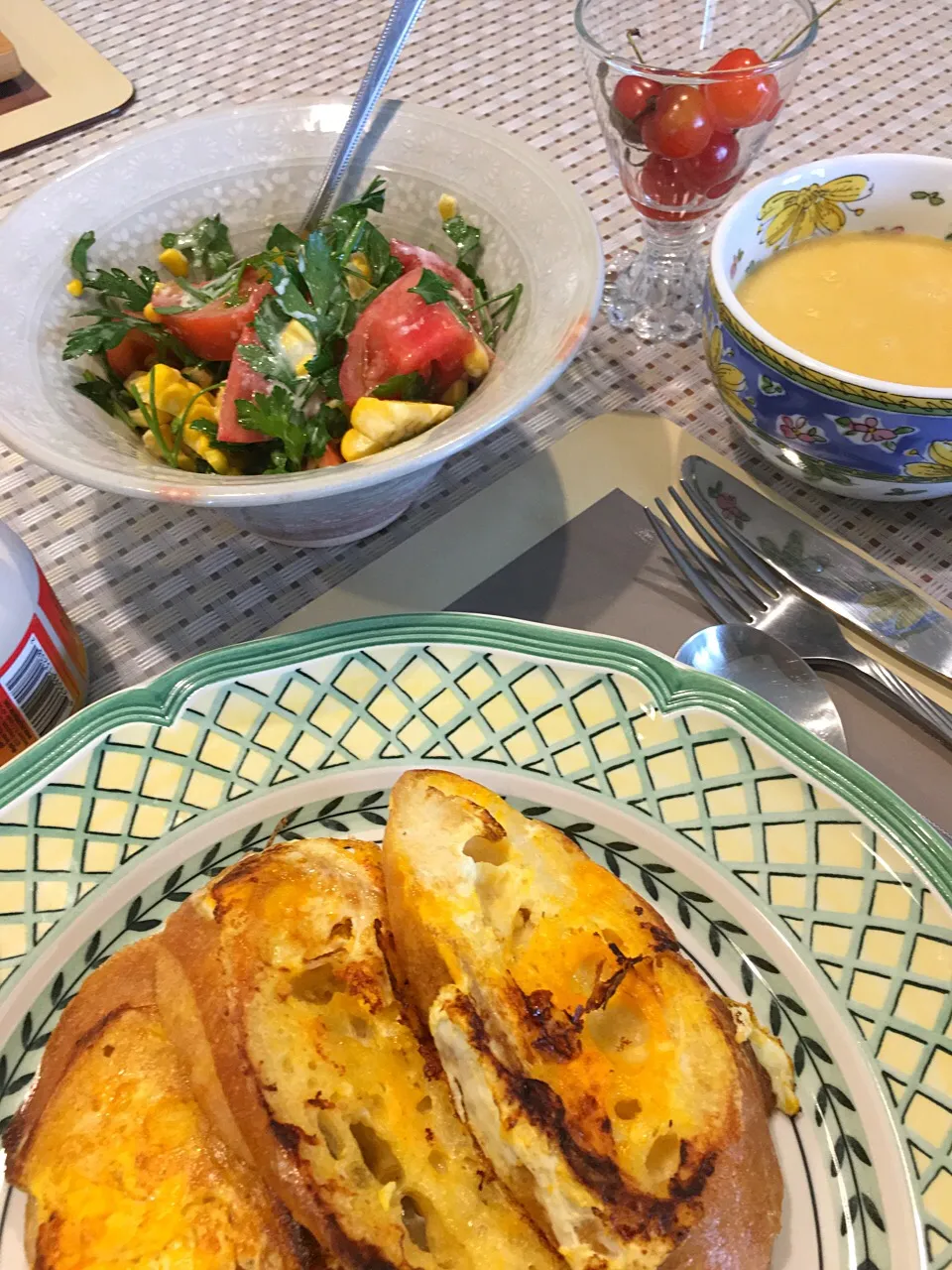 Weekend Breakfastココナッツオイルで焼いたフランスパンのフレンチトースト&トマトとイタリアンパセリのサラダ|Ms. Appleさん