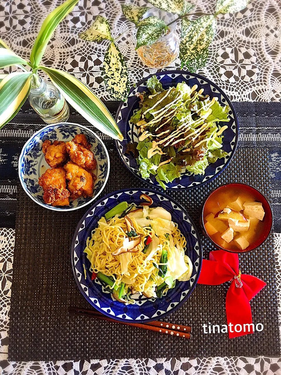 Snapdishの料理写真:塩焼きそば
      唐揚げ
       ランチーヾ(*´∀｀*)ﾉ|Tina Tomoko😋さん