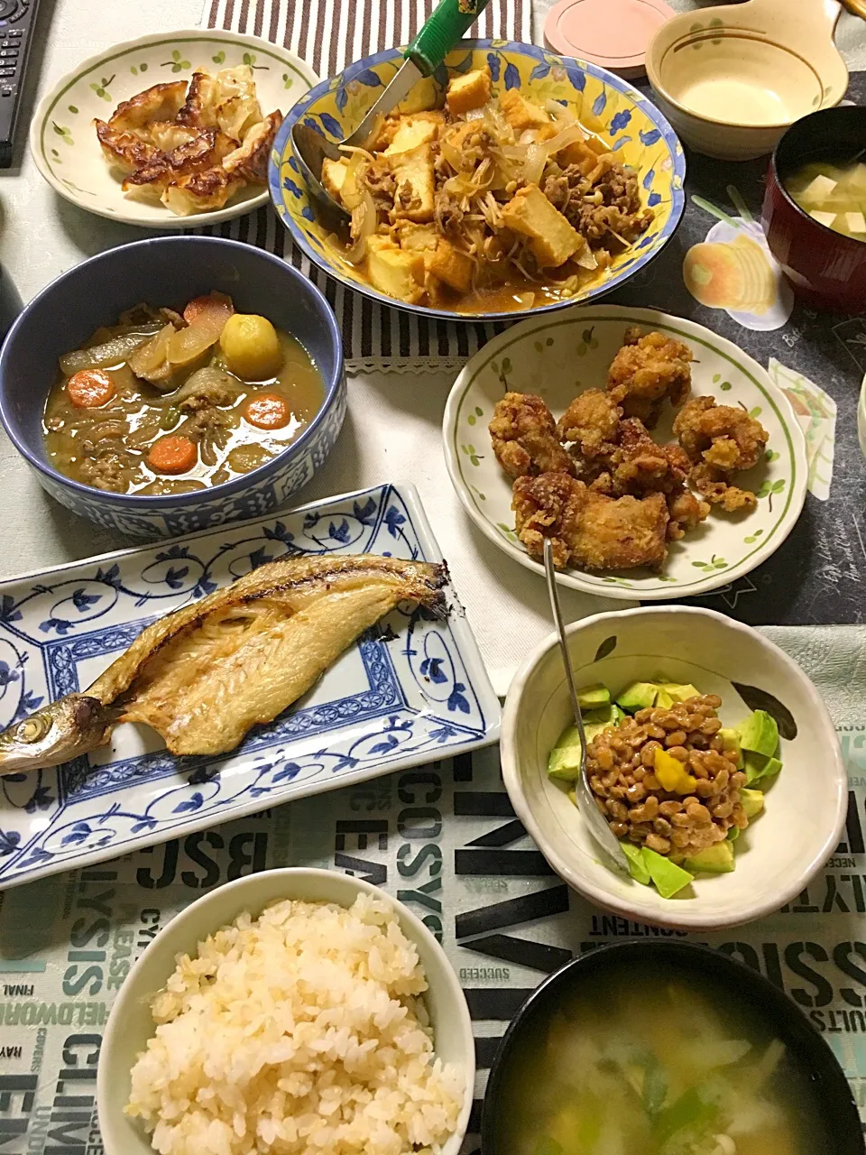 残り物ご飯(^-^;カマスの開き焼き、肉じゃが、唐揚げ、餃子、牛肉と厚揚げのすき焼き風煮、アボカド納豆、味噌汁(ネギ、豆腐、エノキ)♪♪♪|ライムさん