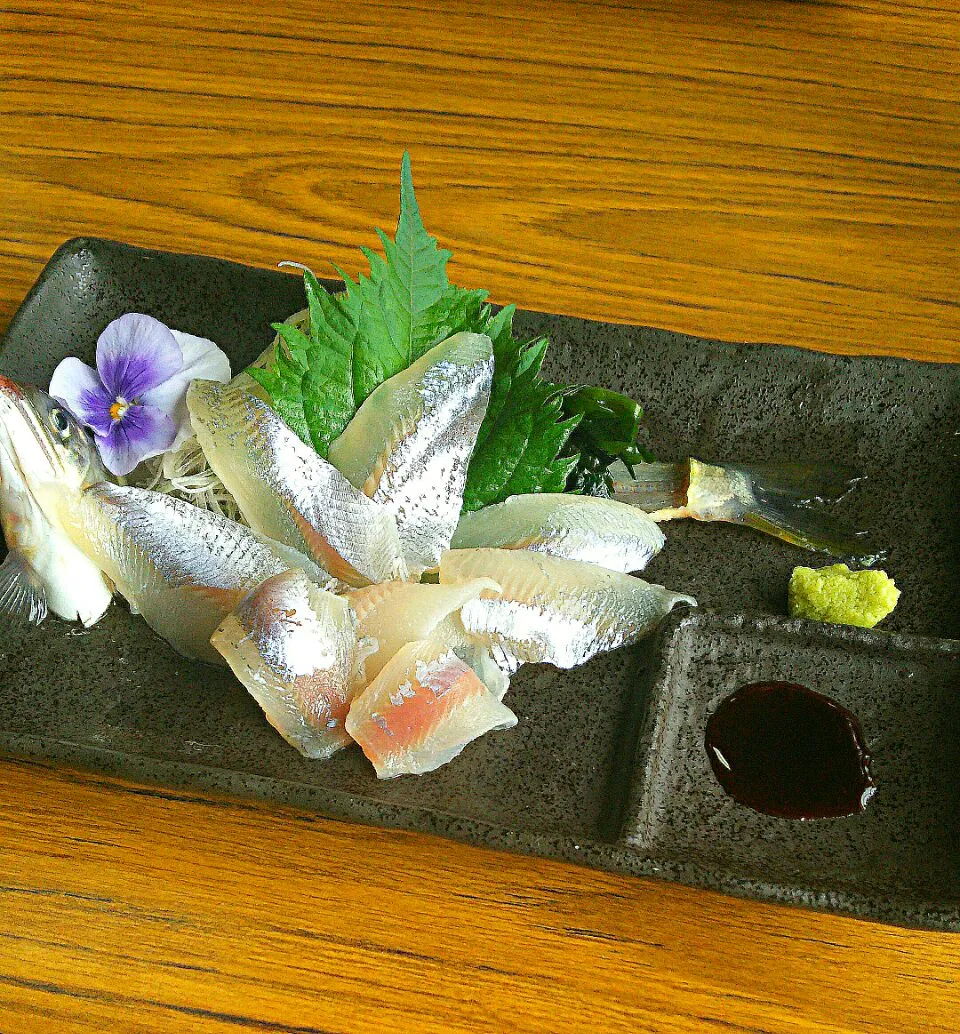 Snapdishの料理写真:Sweetfish  Sashimi  鮎のお造り #刺身 #天然鮎 #コース料理     先程まで泳いでた新鮮鮎💕|まめさん