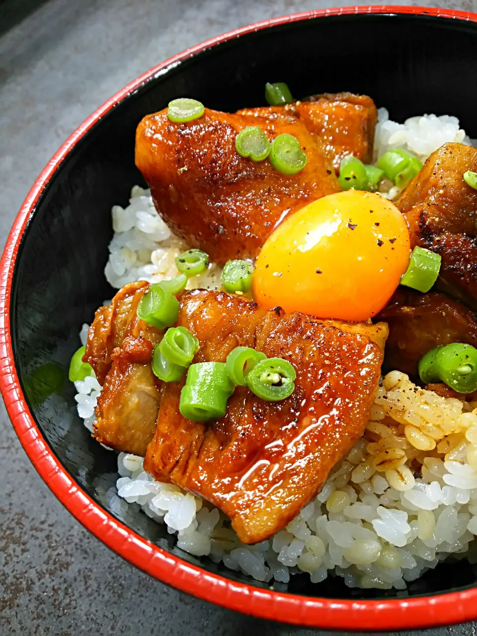 もち麦ごはんの角煮丼|徳之島トトロンヌさん