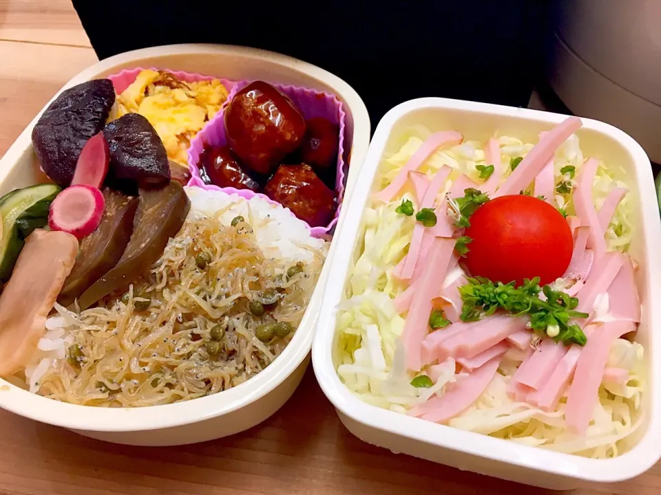 今日お弁当。プチトマトは、家を出る前に収穫したモノ。ついでにバジルの花もあったのでサラダにちらしてみたら、とってもいい香り💕|パオパオあつこさん