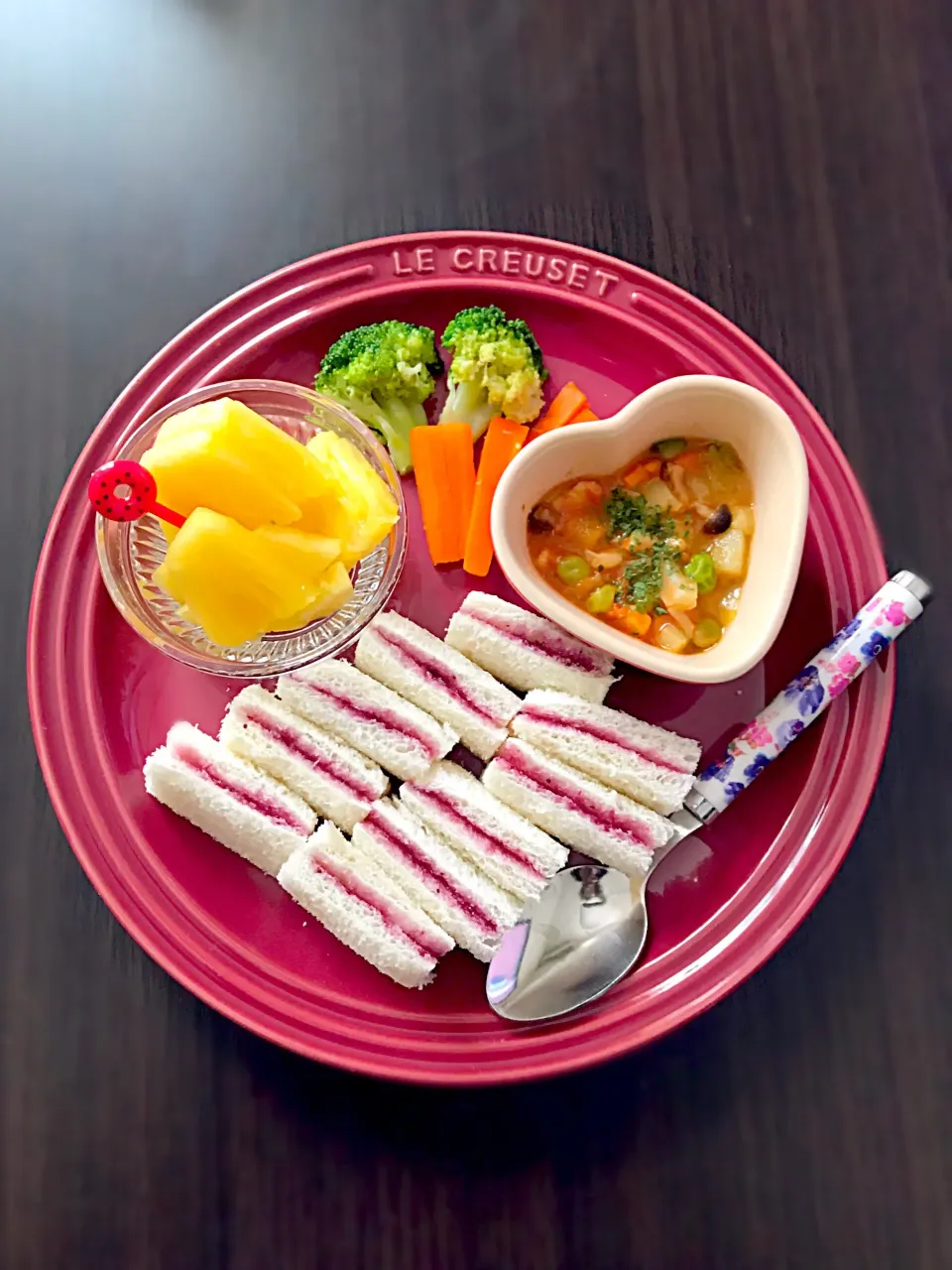 Snapdishの料理写真:7/16❁息子離乳食 朝ごはん☀️
ブルーベリージャムサンド
ミネストローネ
にんじん🥕ブロッコリー
パイナップル🍍|つんさん