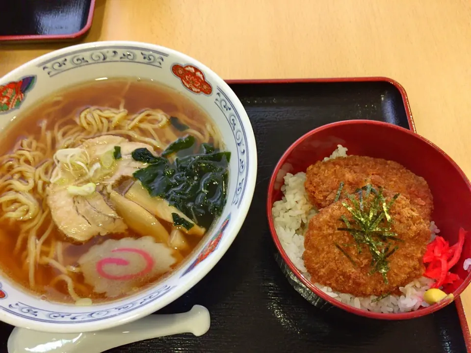 Snapdishの料理写真:しょうゆラーメン&ヒレかつ丼セット|ゆずあんずさん