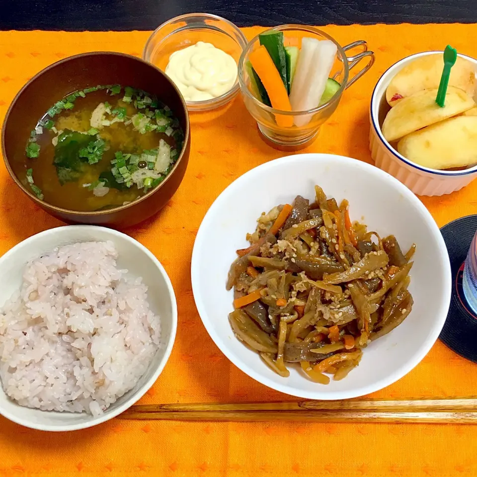 Snapdishの料理写真:根菜と牛肉の炒め物
野菜スティック
わかめのお味噌汁
コラーゲン入り雑穀米
桃🍑|yumyum😋さん