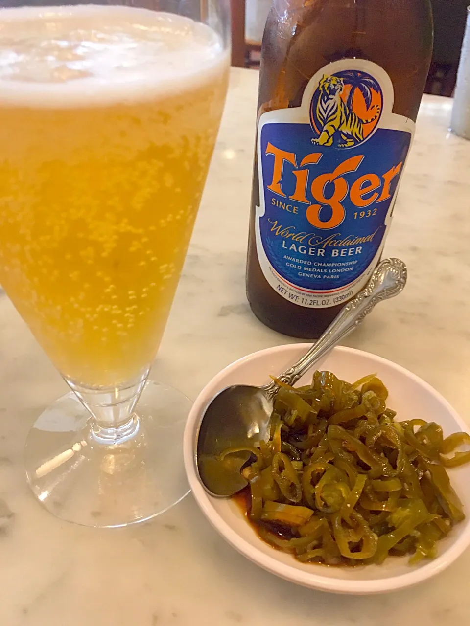 タイガービールとグリーンチリの酢漬け@シンガポール海南鶏飯|Rickey Pierreさん