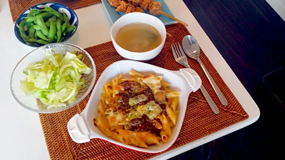 今日の夕食　焼きカレーペンネ、枝豆、大根とわかめのダシダスープ、セブンの唐揚げ棒|pinknari🐰🌈さん