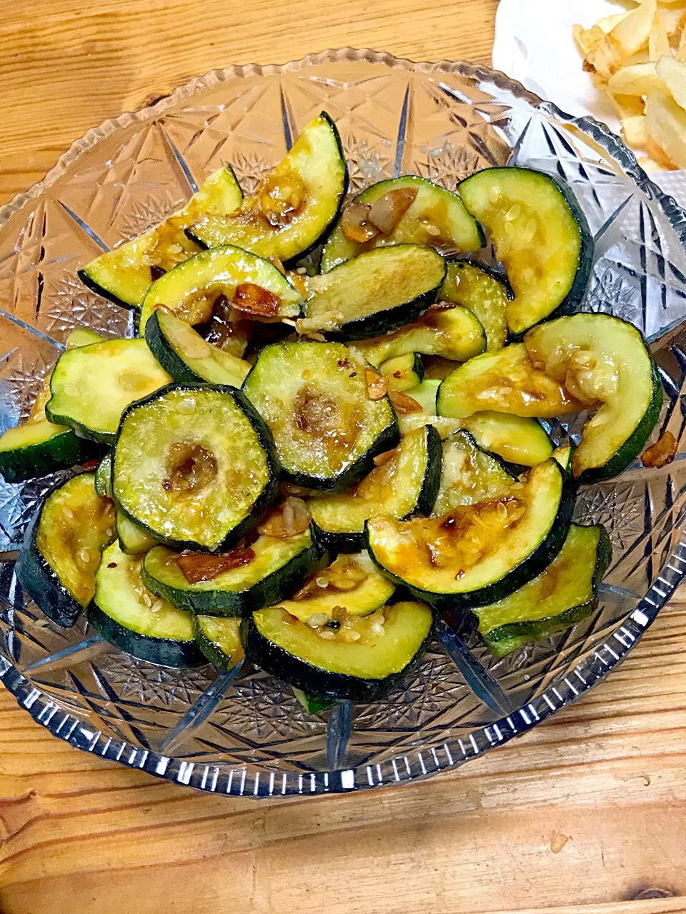 朝採れズッキーニのアヒージョ🥒バルサミコソースかけ|misakoさん