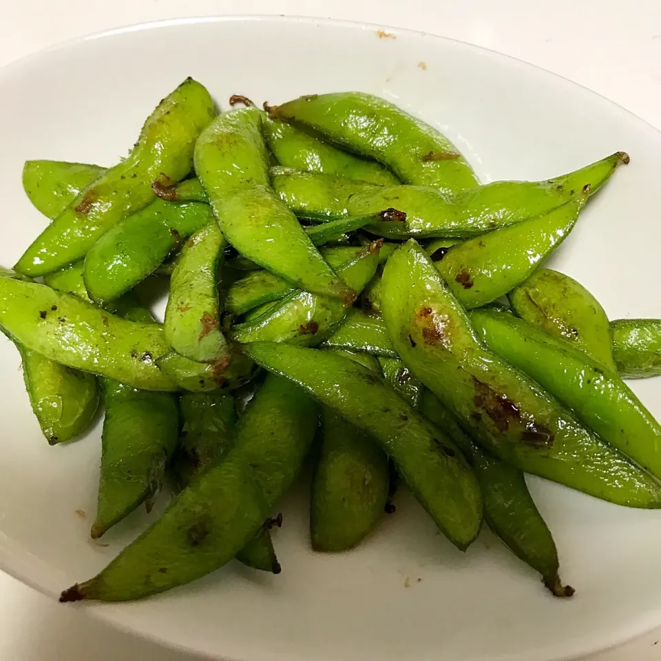 枝豆の鞘ごとガーリック醤油炒め|りえわんこさん