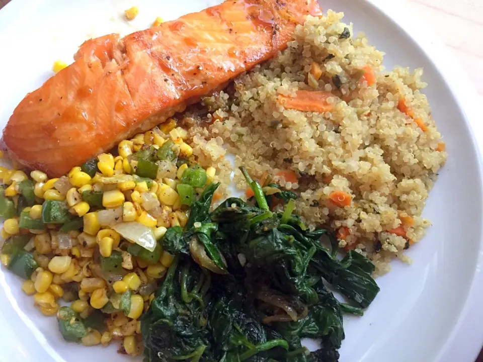 mango coconut glazed salmon, vegetable quinoa, fried corn and sautéed spinach.|Dara Braddockさん