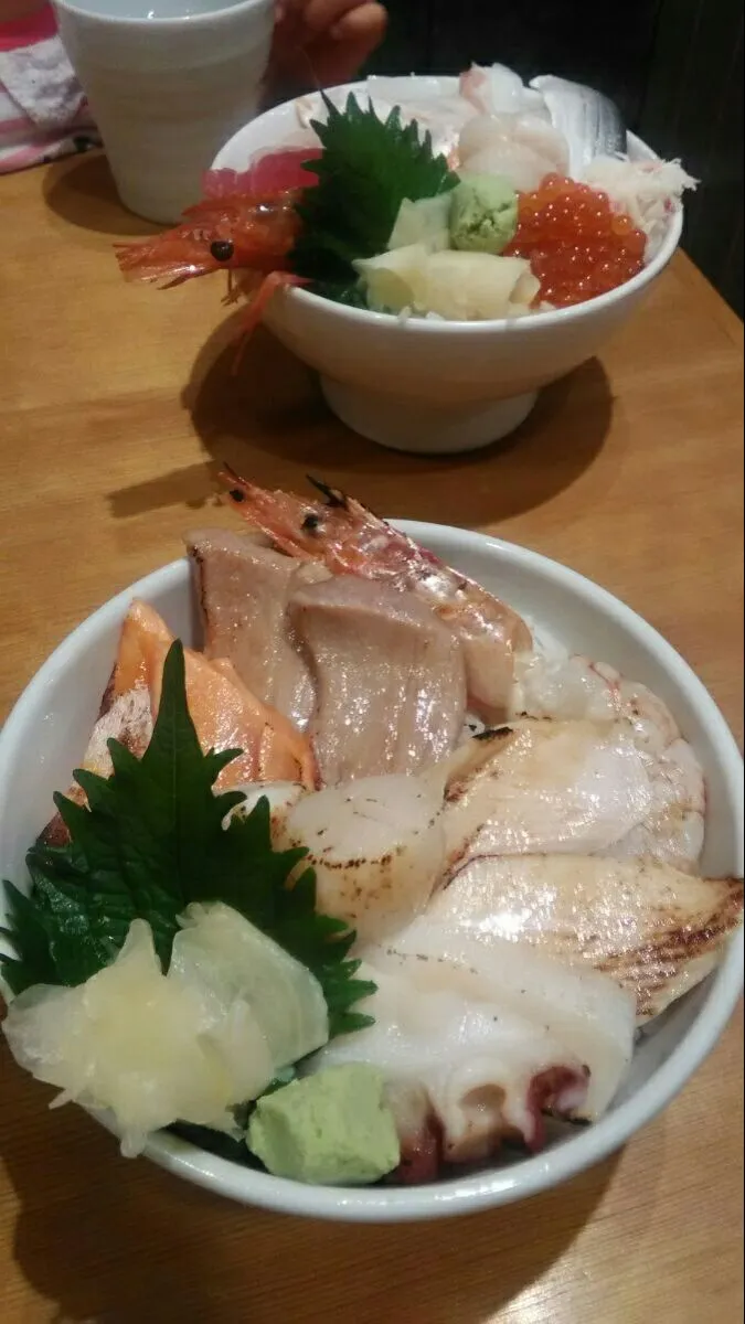 Snapdishの料理写真:築地　虎杖（いたどり）　表店

手前　炙り海鮮丼
奥　海鮮丼|矢銛弓ｋｚｒさん