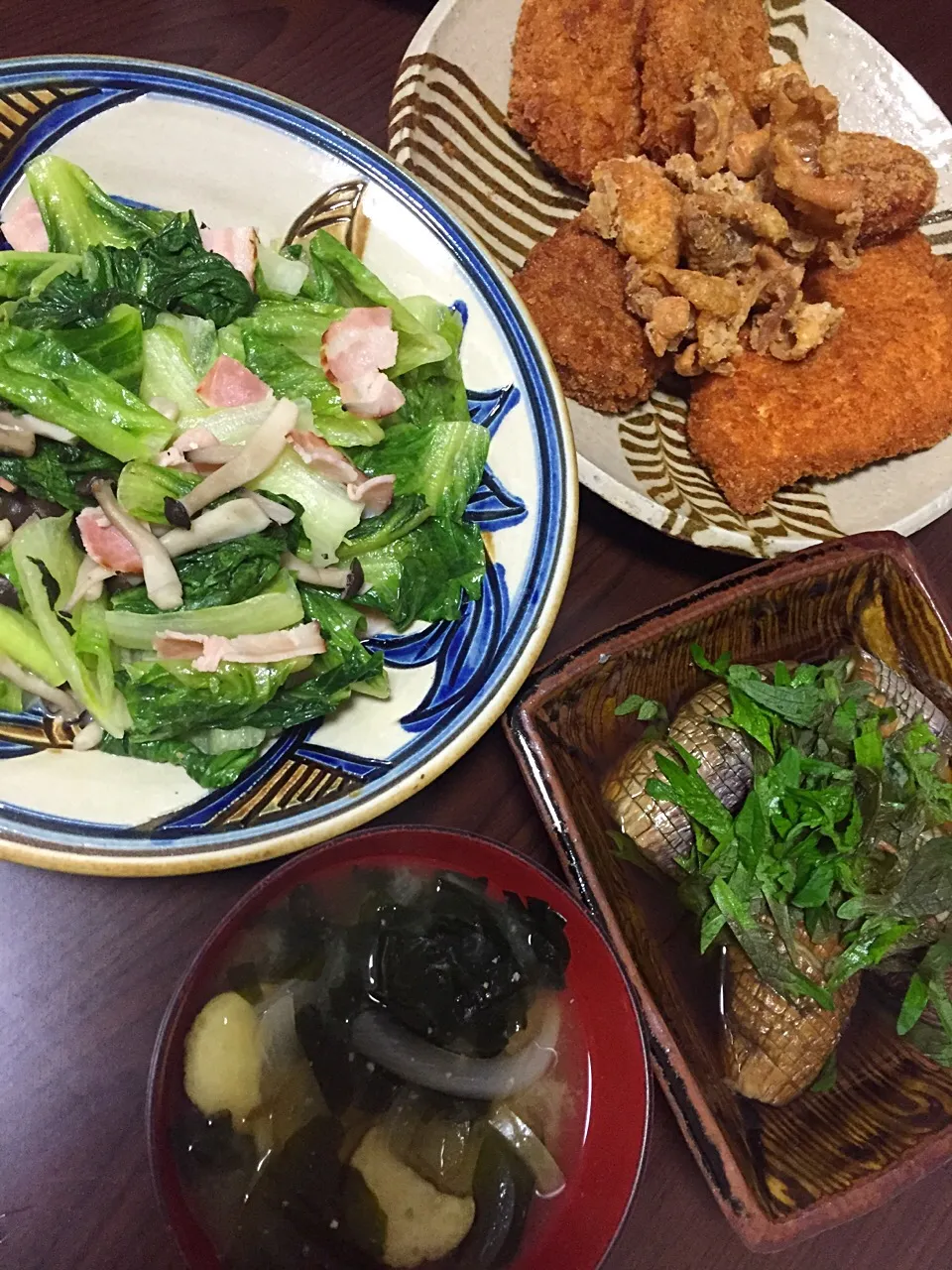 7月16日晩ご飯。夫婦共にコロッケプレゼントに当選したので貰いに行ってその他の揚げ物購入。ロメインレタスのマヨソテー、茄子の煮浸し、お味噌汁、🍉。|あやさん