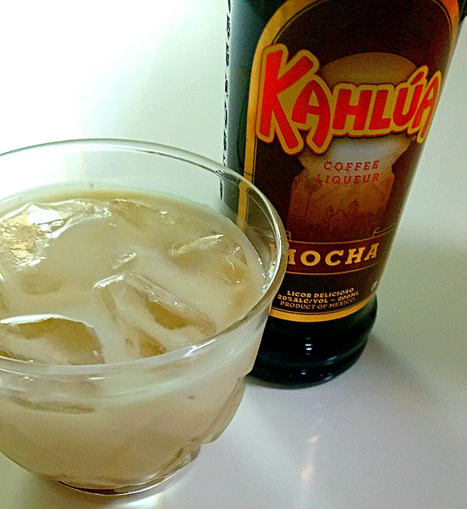 KAHLUA MOCHA 寝酒にカルーアモカの牛乳割り❤甘くてチョコ味🍫女子にもはじめてでも飲みやすいよ～😆   #おうちバー 🍸|まめさん