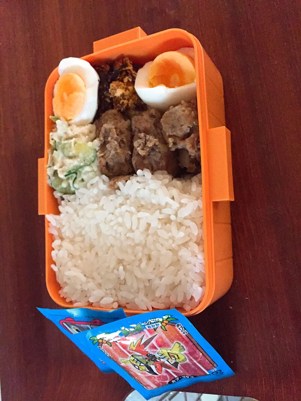 Snapdishの料理写真:今朝の次女のお弁当。 作り置きのお弁当用おかずを自分で詰めていきましたが、さすが大食いの次女！ ぎゅうぎゅう詰です（笑） ふりかけは２つ持ったようです。|くりんさん