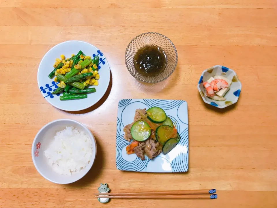 夕ごはん
豚肉とズッキーニのカレー炒め
アスパラとコーンのバター醤油炒め|ちゃみこさん