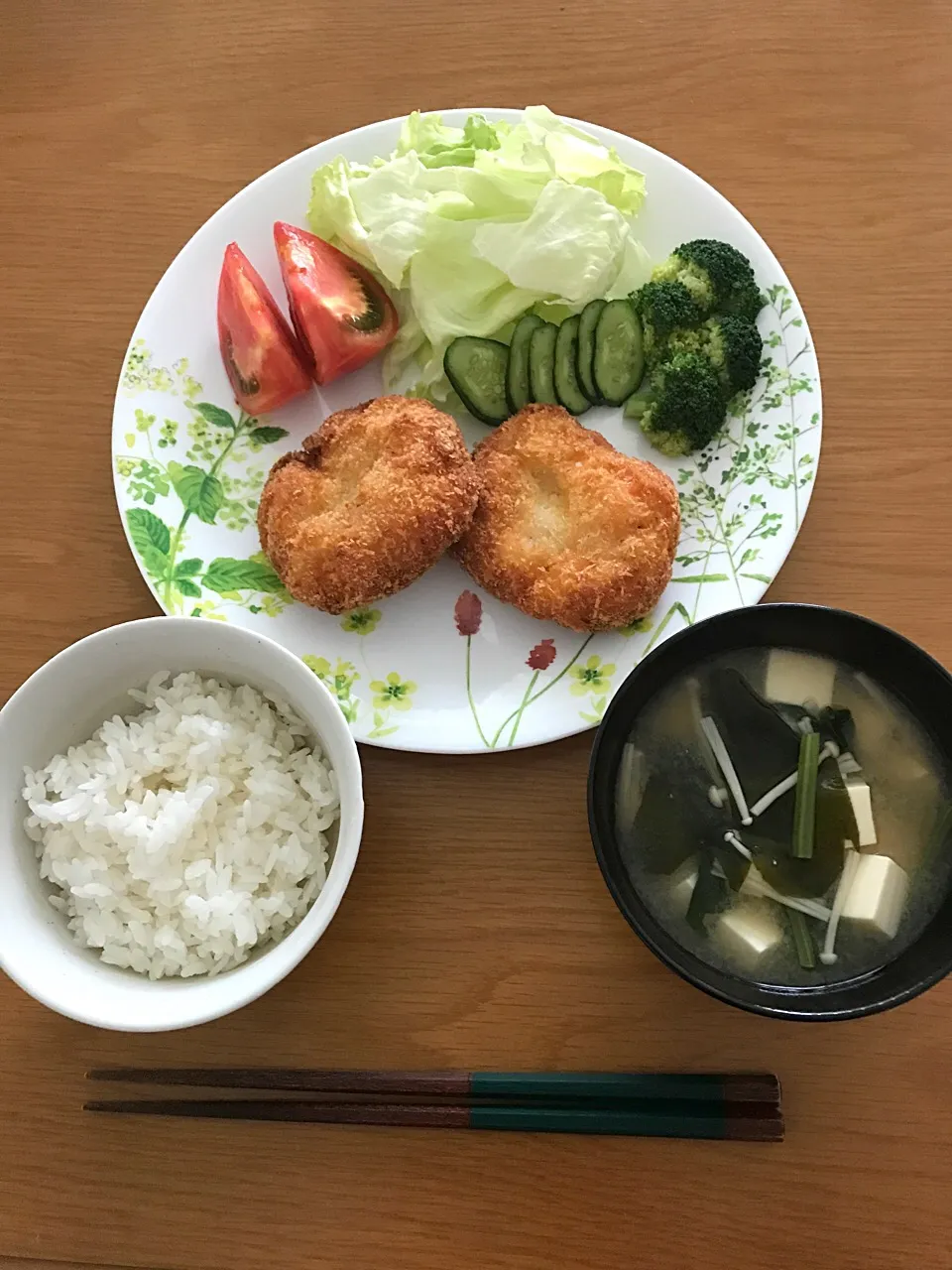 Snapdishの料理写真:海老カツと、具沢山のお味噌汁の昼食|たまきさん