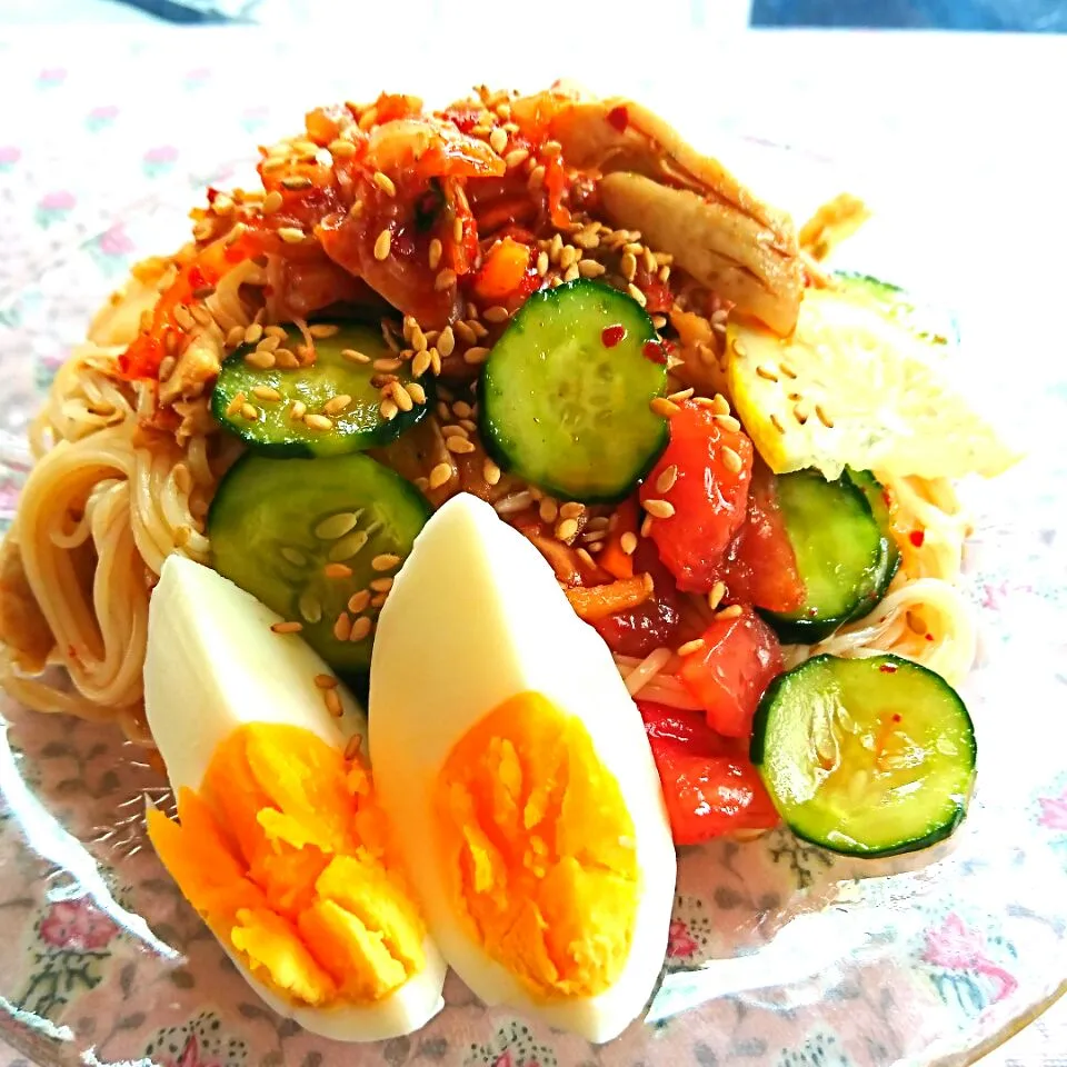 Snapdishの料理写真:素麺でビビン麺。キュウリ、トマト🍅、ササミ、茗荷、キムチを入れてキンキンに冷やして。|rikaさん