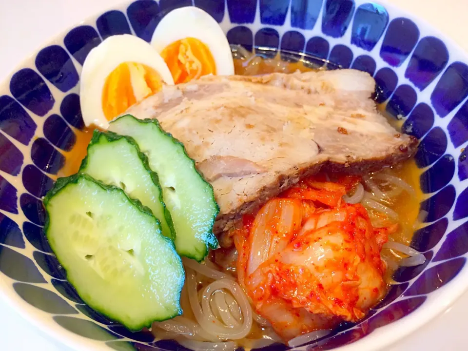 Snapdishの料理写真:暑い日のランチに手作りチャーシュー入り冷麺✨|NOBUちえさん