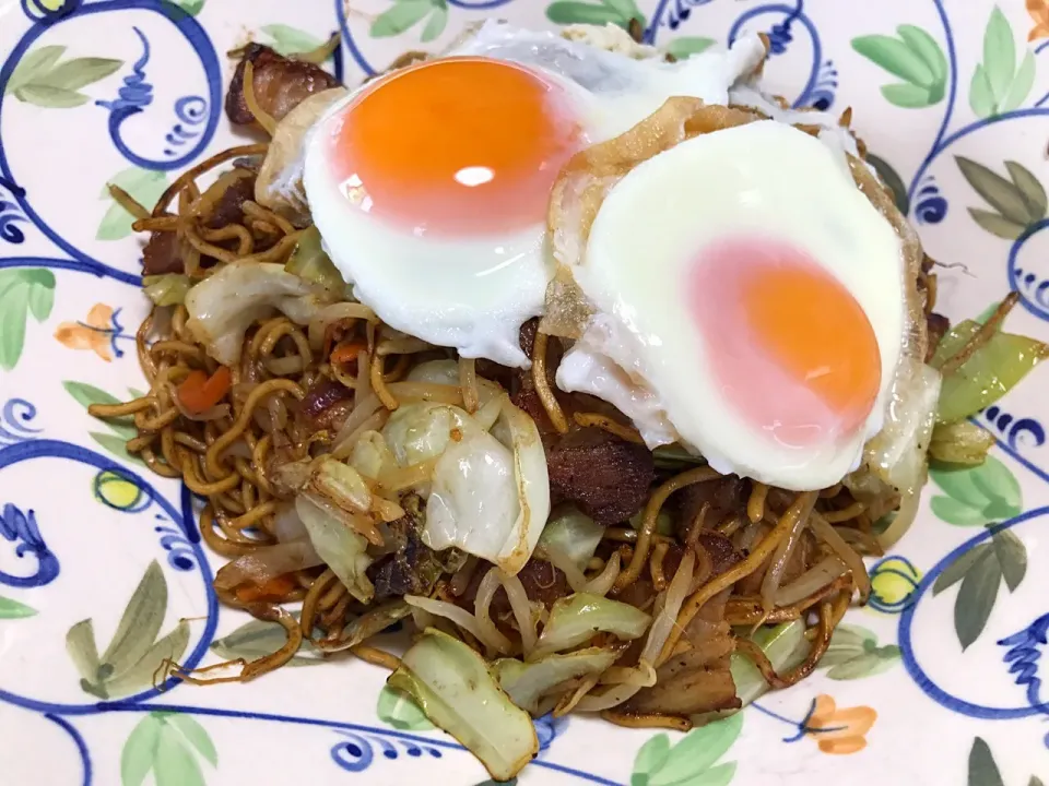 焼きそばに目玉焼きをトッピングしました  #森のたまご|Ikue Sawadaさん